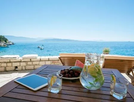 Bijou Beachfront Kaminaki *
