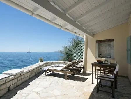 Bijou Beachfront Kaminaki Villa Katávolos